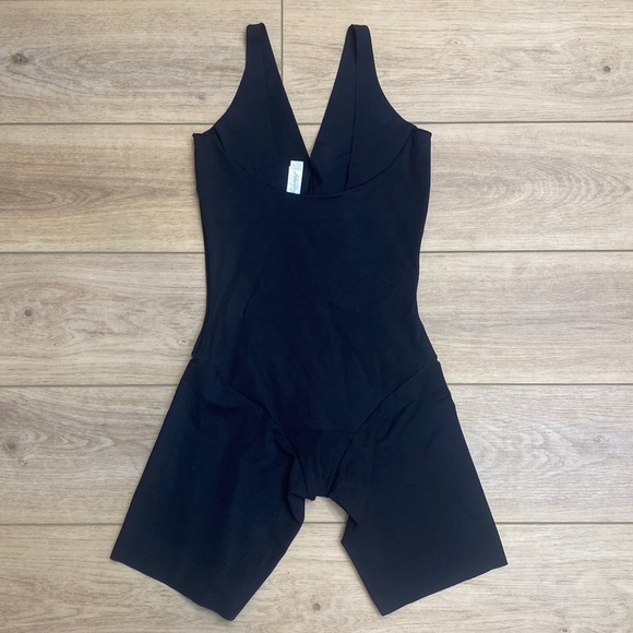 Leonisa | Undetectable Mid Thigh Body Shaper‎ | Firm Compression Shapewear - Picture 1 of 13